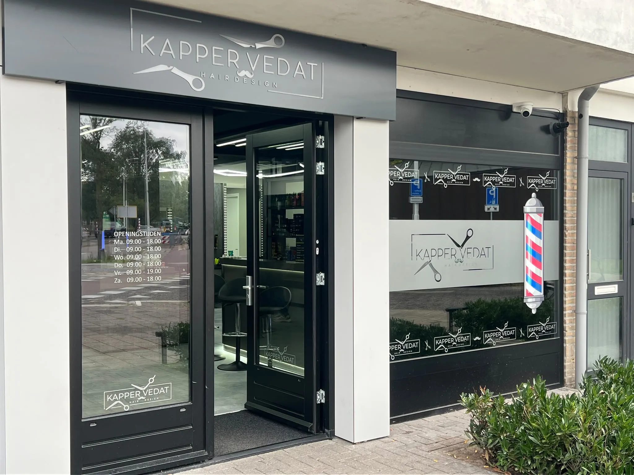 De ingang van Kapper Vedat aan de Tongelresestraat
