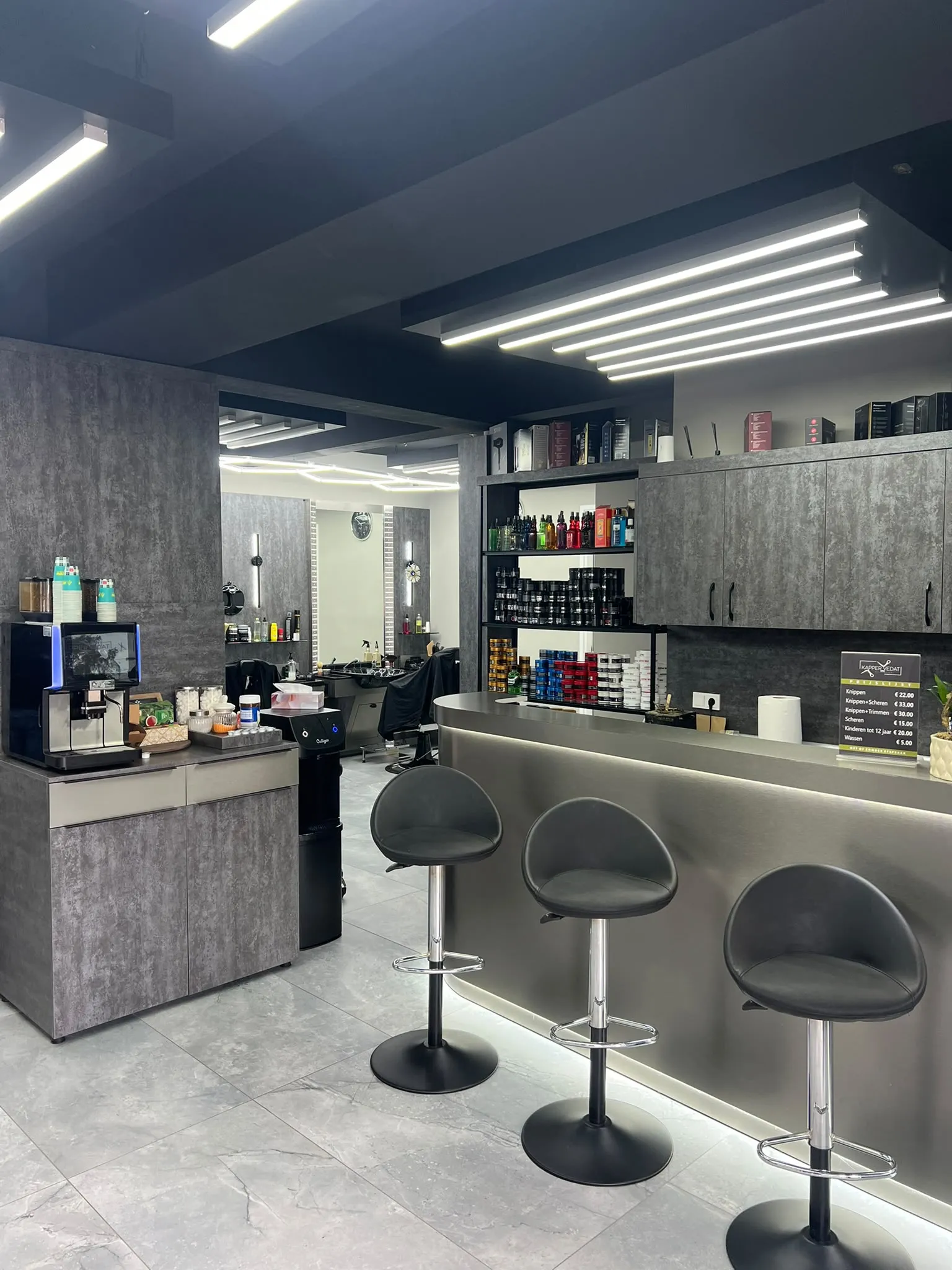 De bar met koffiemachine en barkrukken waar wordt afgerekend